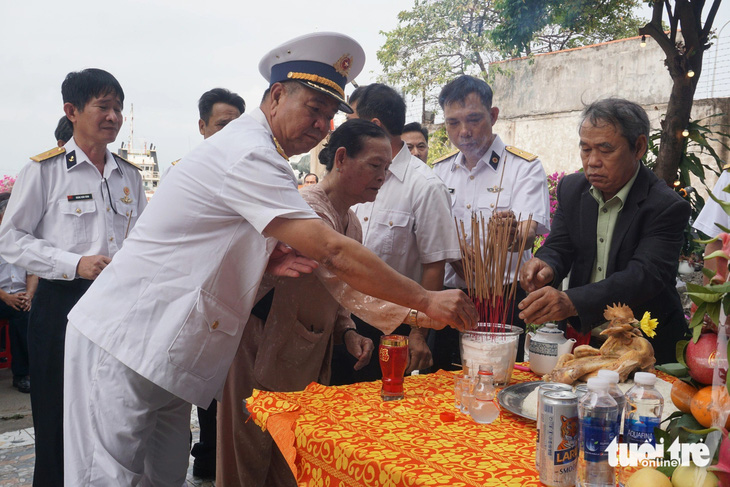 Ban liên lạc Hội cựu chiến binh công binh Hải Quân TP Đà Nẵng tổ chức lễ tưởng niệm 36 năm ngày hi sinh các anh hùng liệt sĩ tại đảo Gạc Ma - Ảnh: TAM XUÂN