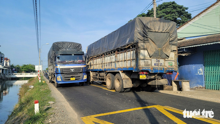 Không chỉ có xe tải chở vật liệu xây dựng phục vụ cao tốc Bắc - Nam, mỗi ngày quốc lộ 25 qua huyện Phú Hòa còn phải &quot;gánh&quot; hàng ngàn xe tải trọng lớn 