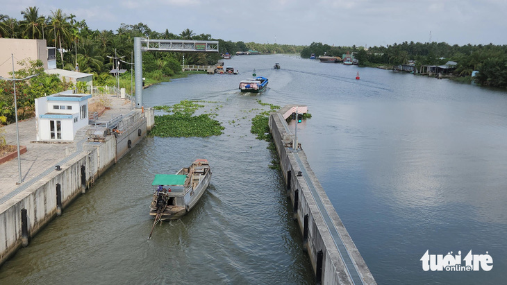 Âu thuyền Vàm Bà Lịch ở cống Cái Bé đã vận hành cho tàu thuyền qua lại - Ảnh: BỬU ĐẤU