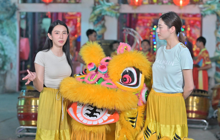 Hoa hậu Thùy Tiên và Lương Thùy Linh trải nghiệm công việc múa lân, múa rồng - Ảnh: BTC