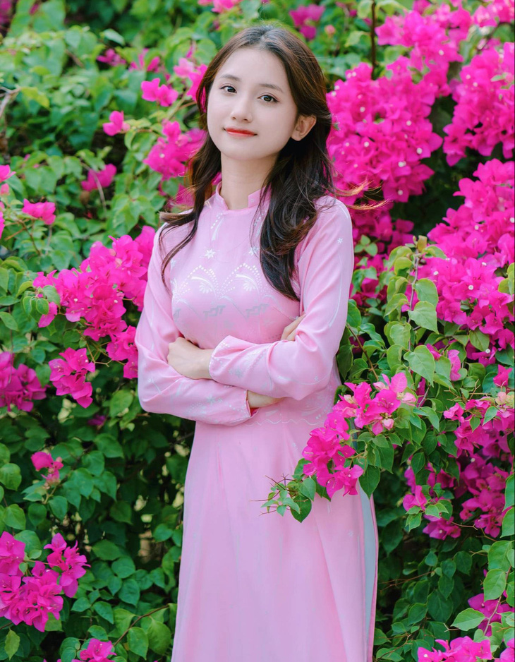 Áo dài màu hồng đẹp mắt của sinh viên Trường đại học Tôn Đức Thắng - Ảnh: NVCC