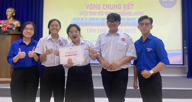 Huỳnh Danh (thứ 4 từ trái qua) trong màu áo đồng phục trường - Ảnh: NVCC