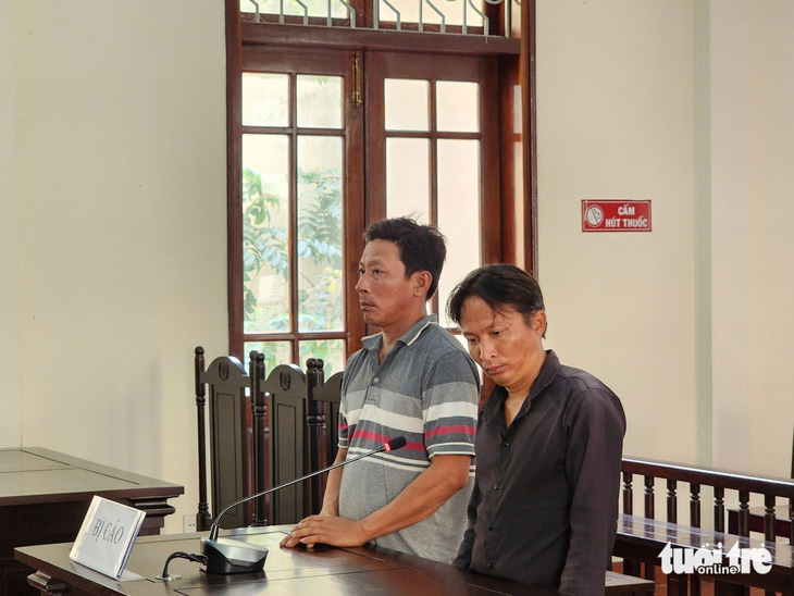 Hai bị cáo Hia (phải) và Nhân tại phiên tòa xét xử sơ thẩm - Ảnh: HOÀI THƯƠNG