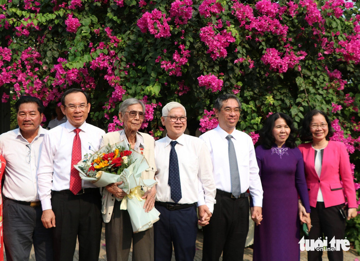 Đoàn đại biểu Thành ủy TP.HCM chụp hình cùng nhạc sĩ Lư Nhất Vũ trước nhà riêng tại TP Thủ Dầu Một (tỉnh Bình Dương) - Ảnh: CẨM NƯƠNG