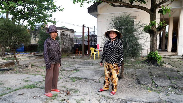 Bà Nguyễn Thị Nghĩa (trái) và bà Nguyễn Thị Bốn trên mảnh đất của gia đình, giờ thuộc cảng cá Nam Cửa Việt - Ảnh: H.TÁO