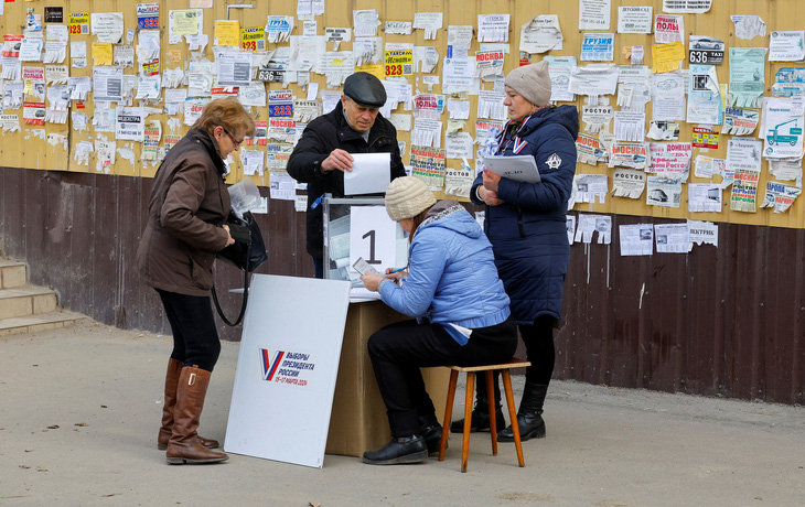 Trạm bỏ phiếu di động trong cuộc bỏ phiếu sớm ở Mariupol, thuộc Donetsk, nơi Nga đang kiểm soát, ngày 13-3 - Ảnh: REUTERS