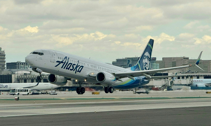 Máy bay Boeing 737 của Alaska Airlines cất cánh ở sân bay quốc tế Los Angeles, Mỹ, ngày 6-3 - Ảnh: AFP