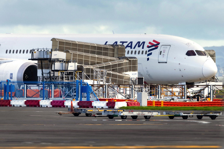 Máy bay Boeing 787 Dreamliner của Hãng LATAM Airlines trên đường băng sân bay quốc tế Auckland, New Zealand, ngày 12-3 - Ảnh: AFP