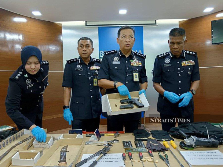 Cảnh sát Malaysia trưng bày các vũ khí thu được từ xe các nghi phạm - Ảnh chụp màn hình báo New Straits Times