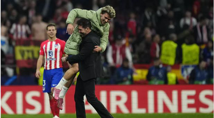 HLV Diego Simeone ẵm tiền đạo Antoine Griezmann ăn mừng chiến thắng - Ảnh: Getty