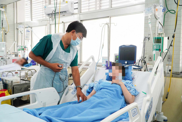 Các bác sĩ Bệnh viện Chợ Rẫy (TP.HCM) đang thăm khám - Ảnh: Bệnh viện cung cấp
