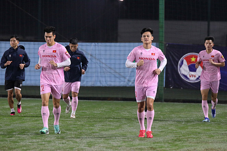 Nhóm cầu thủ lên tập trung từ sáng 13-3 (từ trái qua) Nguyễn Tiến Linh, Hồ Tấn Tài, Phan Tuấn Tài chủ yếu tập hồi phục - Ảnh: VFF