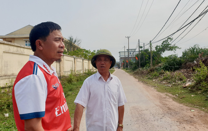 Anh Trần Văn Hiệp, em trai liệt sĩ Trần Văn Phương, trên tuyến đường mang tên anh trai mình - Ảnh: QUỐC NAM
