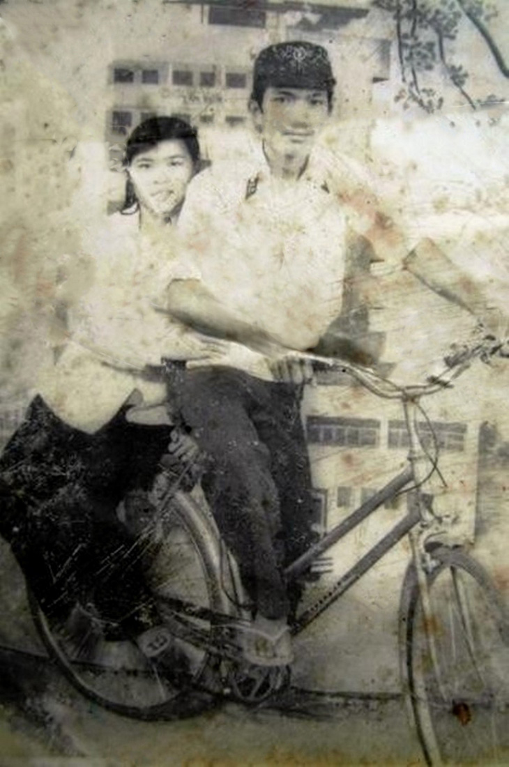 Bức ảnh Anh hùng liệt sĩ Trần Văn Phương chụp với vợ trước khi hành quân ra đảo Gạc Ma để bảo vệ chủ quyền Tổ quốc - Ảnh tư liệu của TRẦN VĂN HIỆP
