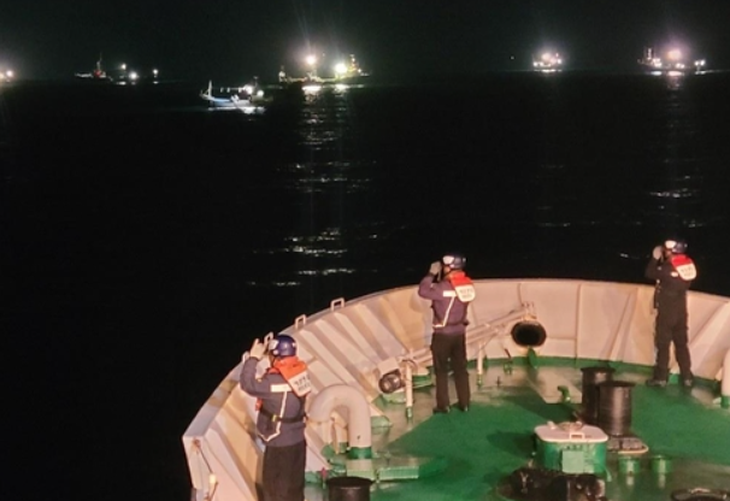 Lực lượng bảo vệ bờ biển Hàn Quốc tìm kiếm thuyền viên mất tích trong vụ tàu cá bị chìm ngày 14-3 - Ảnh: YONHAP