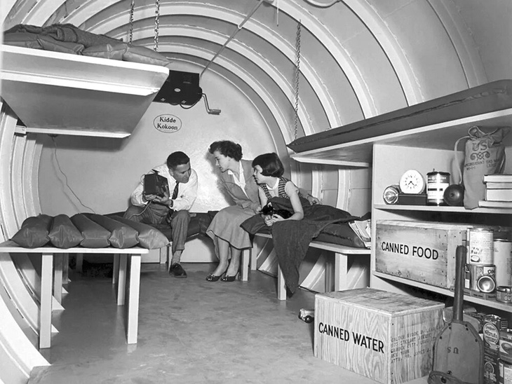 Một gia đình ở Long Island trong hầm ngầm tránh bom năm 1955 - Ảnh: Thư viện công cộng kỹ thuật số Mỹ