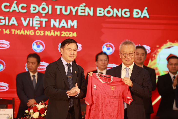 Phó chủ tịch VFF Trần Anh Tú trao tặng áo đấu có chữ ký các tuyển thủ cho nhà tài trợ - Ảnh: VFF