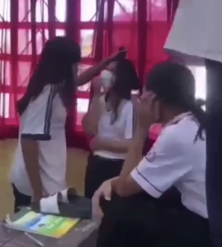 Một nữ sinh bị bạn túm tóc, tát liên tiếp vào mặt ngày trong lớp học - Ảnh: Cắt từ clip