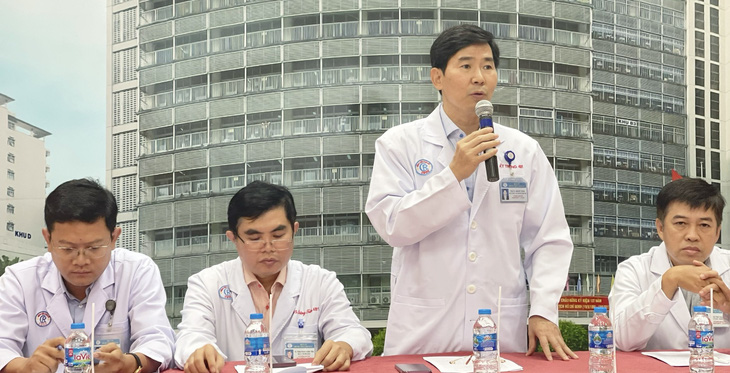PGS Lâm Việt Trung - phó giám đốc chuyên môn Bệnh viện Chợ Rẫy (TP.HCM) - chia sẻ chuyên môn về ca bệnh cứu sống thai phụ mắc bệnh hiếm gặp - Ảnh: THU HIẾN