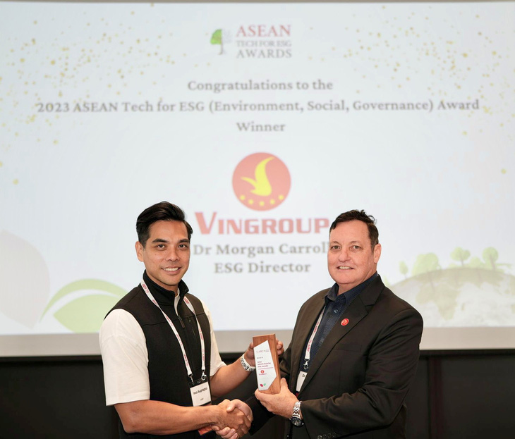 Tiến sĩ Morgan Carroll (bên phải) đại diện Vingroup nhận giải thưởng công nghệ bền vững ASEAN 2023 tại lễ trao giải ở Singapore. Ảnh: Đ.H