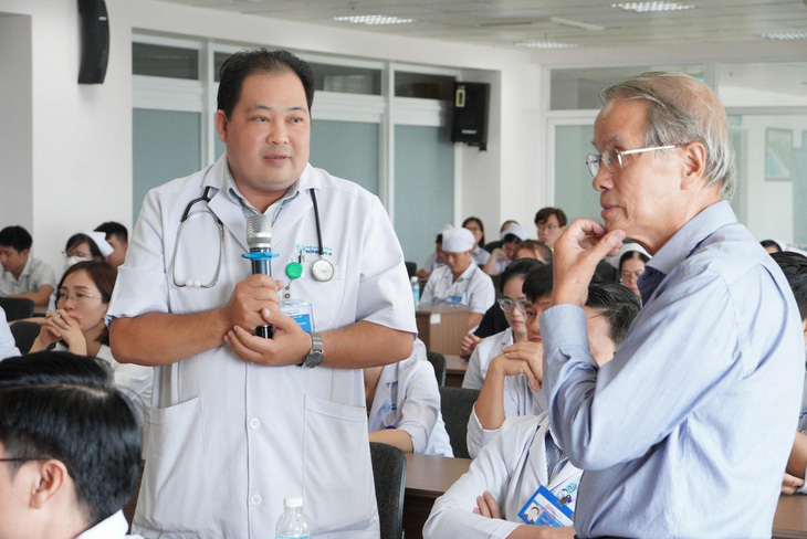 Chuyên gia PGS Phạm Thọ Tuấn Anh (bên phải) đã có buổi tọa đàm cùng các y bác sĩ trong bệnh viện