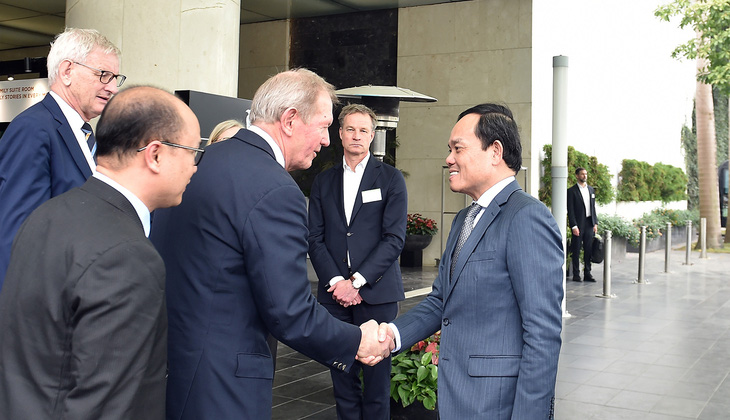 Chủ tịch SEB Marcus Wallenberg bắt tay Phó thủ tướng Trần Lưu Quang tại Hội nghị các CEO Bắc Âu ở  Hà Nội vào ngày 12-3 - Ảnh: VGP