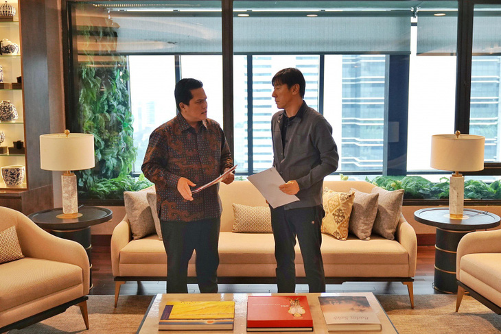 Chủ tịch PSSI Erick Thohir (trái) có cuộc trao đổi với HLV Shin Tae Yong về mục tiêu của đội tuyển Indonesia trước hai trận đấu gặp đội tuyển Việt Nam - Ảnh: PSSI