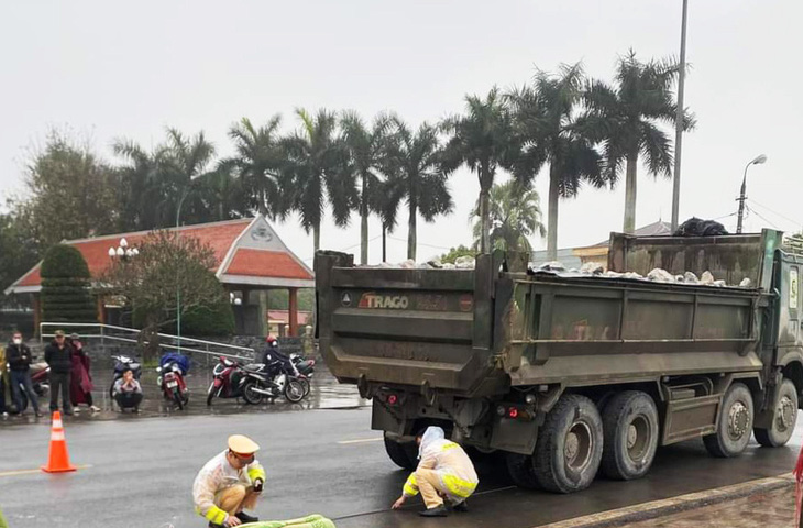 Hiện trường vụ tai nạn giao thông khiến một nữ sinh lớp 4 đang đạp xe đến trường tử vong sau khi bị xe tải chở đá cán qua - Ảnh: K. LINH