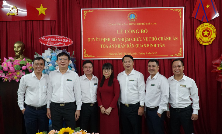 Lãnh đạo Tòa án nhân dân quận Bình Tân chúc mừng bà Đoàn Thị Lệ Hoa - Ảnh: ĐAN THUẦN
