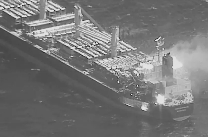Ngày 6-3, tàu True Confidence có thuyền viên Việt Nam làm việc bị trúng tên lửa của Houthi trên Biển Đỏ - Ảnh: X/U.S. CENTRAL COMMAND