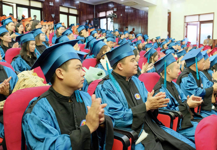 Các tân thạc sĩ Trường đại học Khoa học xã hội và Nhân văn (Đại học Quốc gia TP.HCM) trong lễ trao bằng tốt nghiệp năm 2023 - Ảnh: KHÁNH CHI