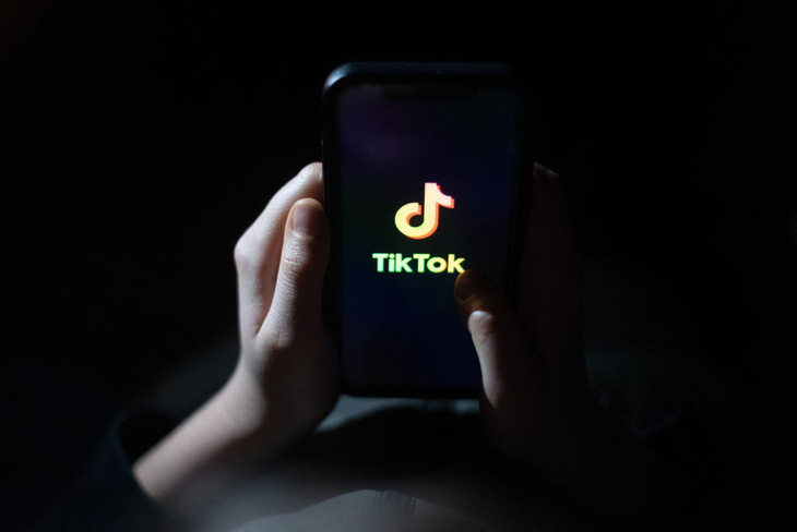 Một thiếu niên đang dùng TikTok - Ảnh: Matt Cardy/Getty Images