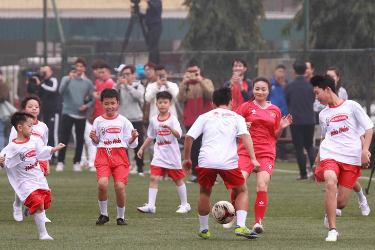 Tuyển thủ Hoàng Thị Loan giao lưu đá bóng cùng các em nhỏ đến từ các làng SOS tại Hà Nội - Ảnh: VFF