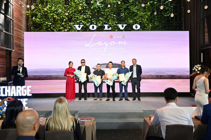 Đại diện Volvo Car Việt Nam tri ân các khách hàng đã ủng hộ dự án Volvo Kids, góp phần tạo thêm không gian vận động ngoài trời cho trẻ em tại các đô thị và dạy cho các em tình yêu với thiên nhiên, ý thức bảo vệ môi trường.
