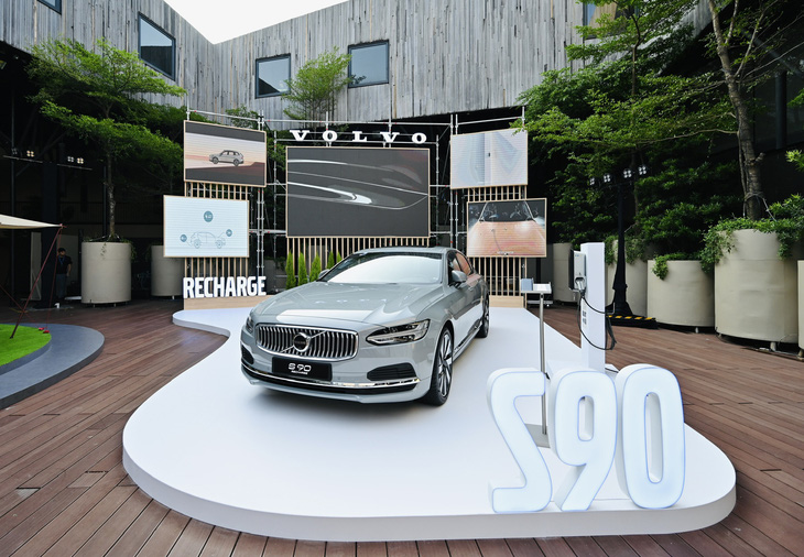 Ngoài công bố hoàn thiện bộ sưu tập xe Plug-in Hybrid, Volvo còn cho ra mắt dòng sedan S90 Recharge, và dự kiến sắp tới là thế hệ xe thuần điện.