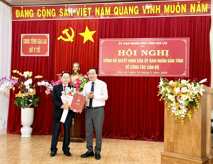 Ông Trương Hải Long, chủ tịch UBND tỉnh Gia Lai (phải), trao quyết định bổ nhiệm giám đốc Sở Y tế cho ông Lý Minh Thái - Ảnh: N.N. 