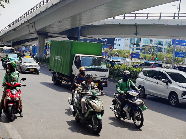 Xe tải lưu thông trên tuyến đường Trường Sơn, ngang cửa ngõ ra, vào sân bay Tân Sơn Nhất - Ảnh: CÔNG TRUNG