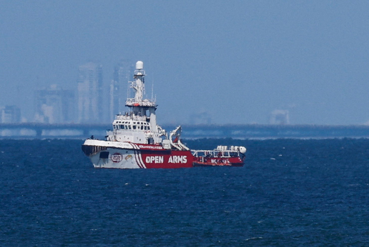 Tàu Open Arms chở hàng viện trợ được nhìn thấy ngoài khơi Gaza ngày 15-3 - Ảnh: REUTERS
