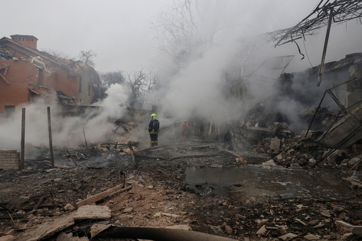 Khung cảnh tại TP Odessa ngày 15-3 sau vụ tấn công của Nga - Ảnh: REUTERS