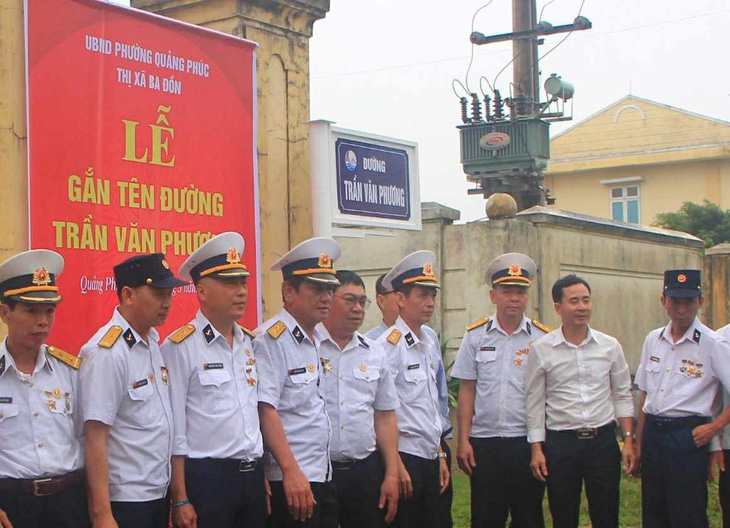 Lễ đặt bảng tên đường liệt sĩ Trần Văn Phương sáng 14-3 - Ảnh: QUỐC NAM