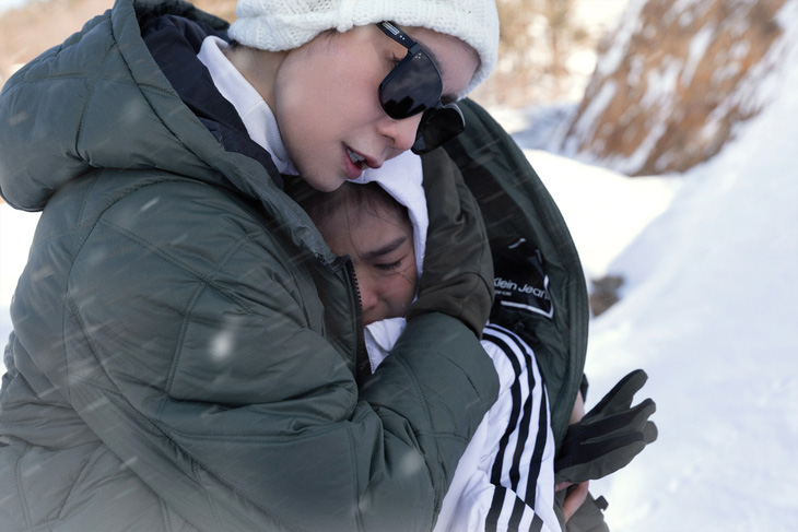 Xuân Lan ôm động viên con gái - bé Thỏ - sau khi mẫu nhí hoàn thành phần trình diễn, tạo dáng trên tuyết.