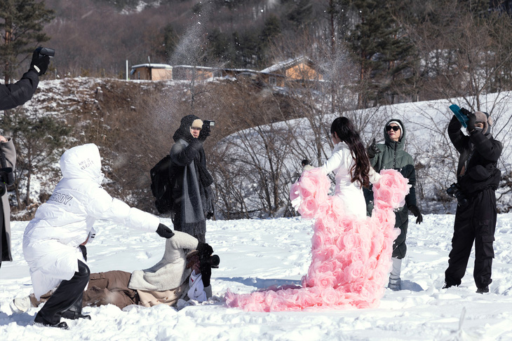 Xuân Lan (thứ hai từ phải qua) hướng dẫn con gái và các mẫu nhí diễn trên nền tuyết trắng. 
