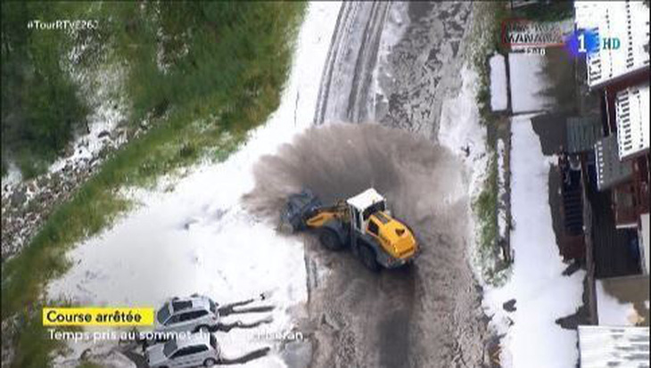 Một vụ lở đất do tuyết... đã tạm dừng một chặng đua. Năm 2019, mưa đá và tuyết dày đặc khiến mặt đất trên một con mương bị lún và cuộc đua xe ở Pháp bị tạm hoãn - Ảnh: Marca