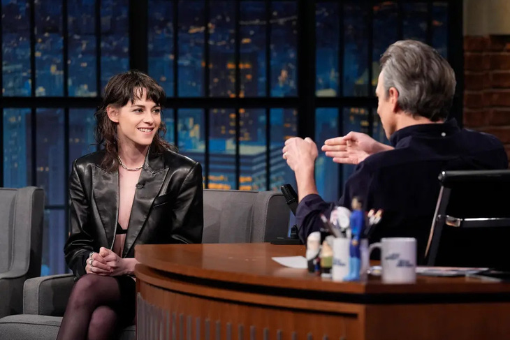 Kristen Stewart trong show Late Night with Seth Meyers.