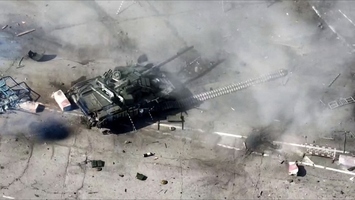 Ảnh từ Bộ Quốc phòng Nga cho thấy một xe tăng Ukraine bị hư hại ở khu vực giữa Nga và Ukraine ở vùng Belgorod ngày 12-3 - Ảnh: AFP