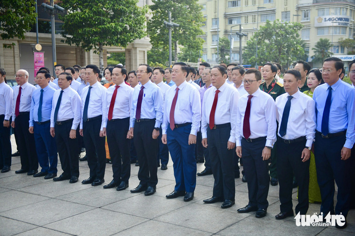 Đoàn đại biểu Đảng, Nhà nước đến dâng hoa, dâng hương trước tượng đài Chủ tịch Hồ Chí Minh - Ảnh: QUANG ĐỊNH