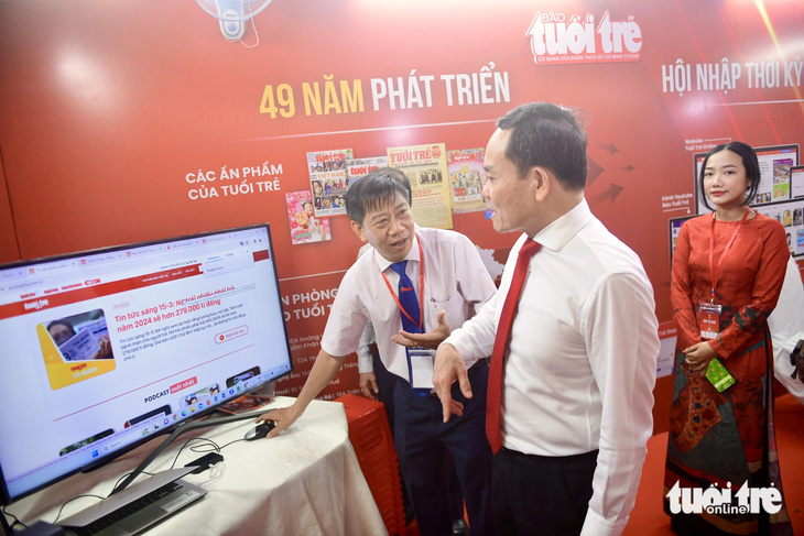 Phó thủ tướng Trần Lưu Quang tham quan gian trưng bày báo Tuổi Trẻ - Ảnh: QUANG ĐỊNH