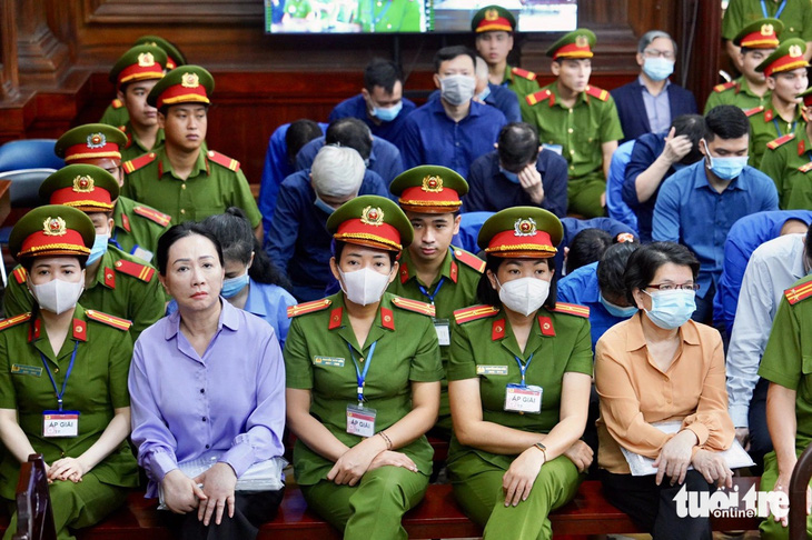 Bà Trương Mỹ Lan (thứ hai từ trái qua) và các bị cáo tại tòa ngày 15-3 - Ảnh: HỮU HẠNH