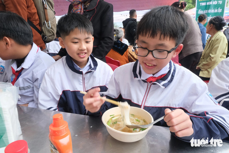 Các em học sinh hào hứng thưởng thức phở làng Vân Cù, Nam Định - Ảnh: HÀ THANH