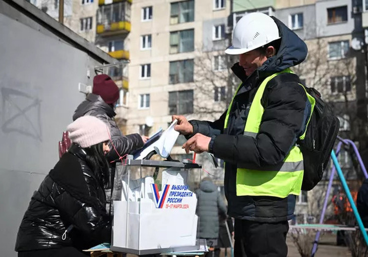 Người dân Nga tham gia bỏ phiếu sớm hôm 12-3 - Ảnh: RIA NOVOSTI